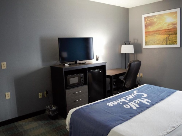 Days Inn by Wyndham Montgomery image 18