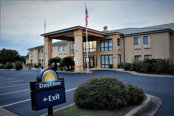 Days Inn by Wyndham Montgomery image 2
