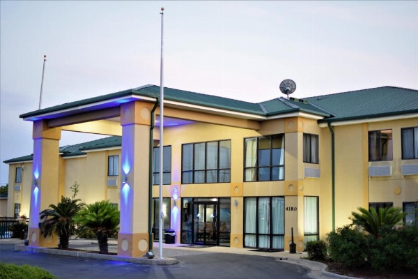 Days Inn by Wyndham Montgomery image 26