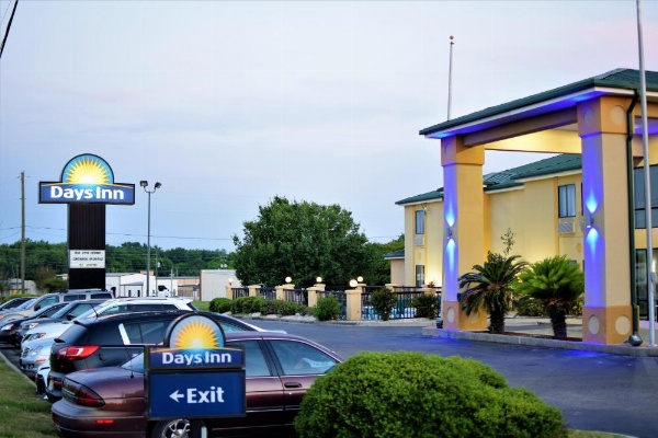 Days Inn by Wyndham Montgomery image 27