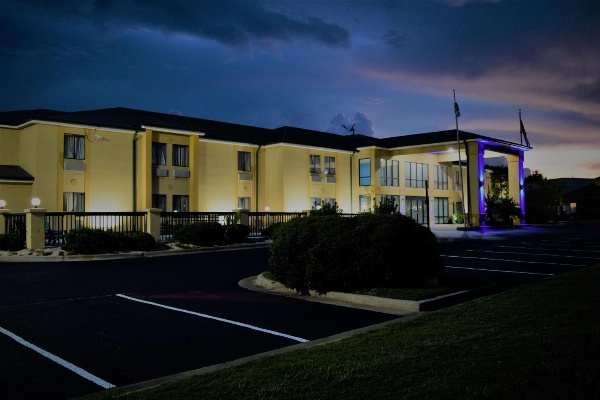Days Inn by Wyndham Montgomery image 3